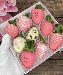 Клубника в шоколаде розовая