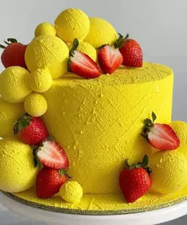 Желтый торт с клубникой