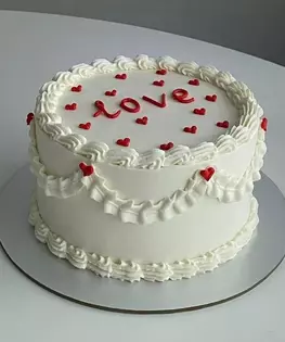 Белый торт в стиле Ламбет с надписью love