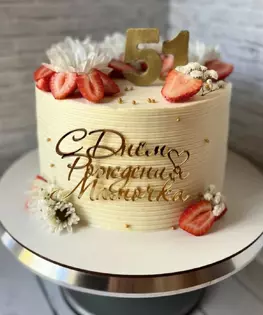 Торт для мамы с живыми цветами и клубникой