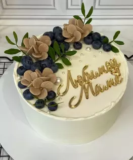 Торт для мамы с ягодами и сахарными цветами