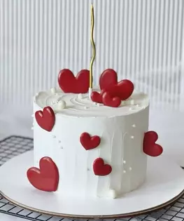 Торт на 14 февраля с сердцами и свечкой