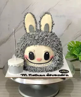 Торт Labubu с милой рожицей и маленьким тортиком