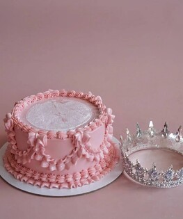 Торт ламбет розовый с короной и блестками при задувании