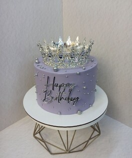 Торт ламбет с короной в сиреневом цвете